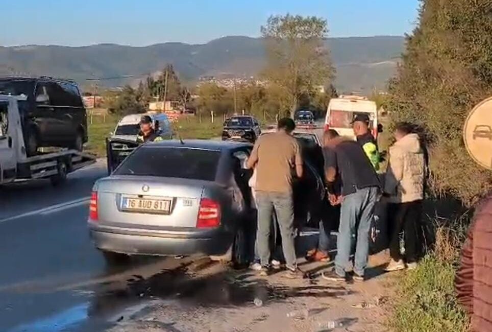 Bursa'nın Orhangazi ilçesinde İznik yolunda meydana gelen trafik kazasında, dönüş