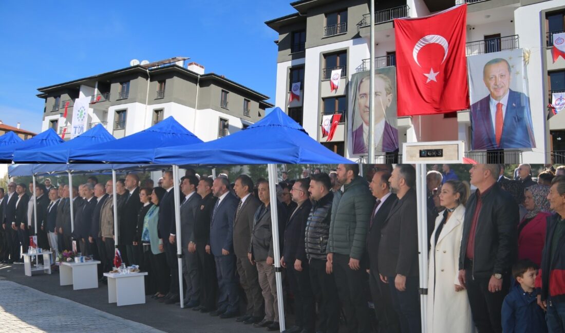 Orhangazi’de yeni TOKİ konutları törenle hak sahiplerine teslim edildi! Bursa’nın Orhangazi ilçesinde yapımı tamamlanıp hak sahiplerine teslim edilmeye başlanan