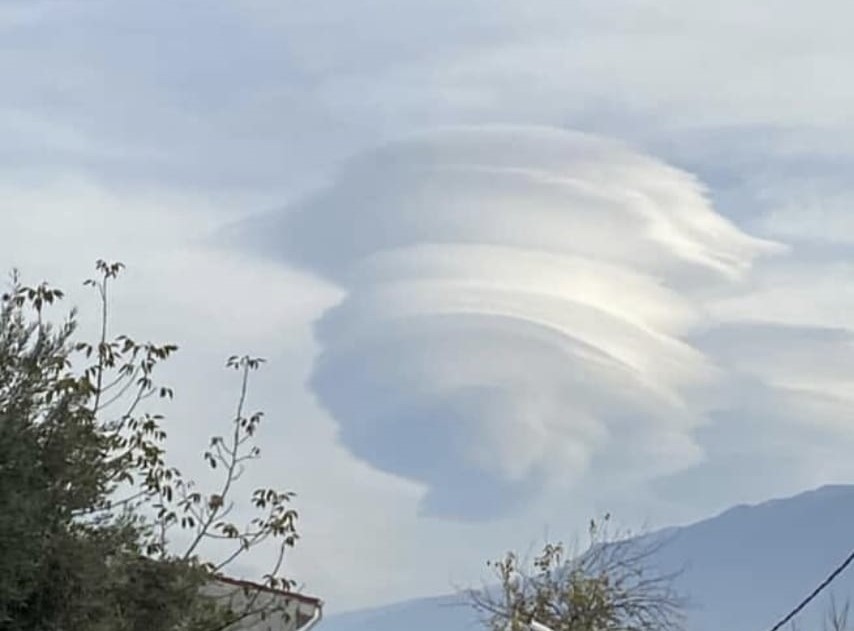Bursa’da bugün öğle saatlerinde Uludağ civarında ortaya çıkan mercek bulutları