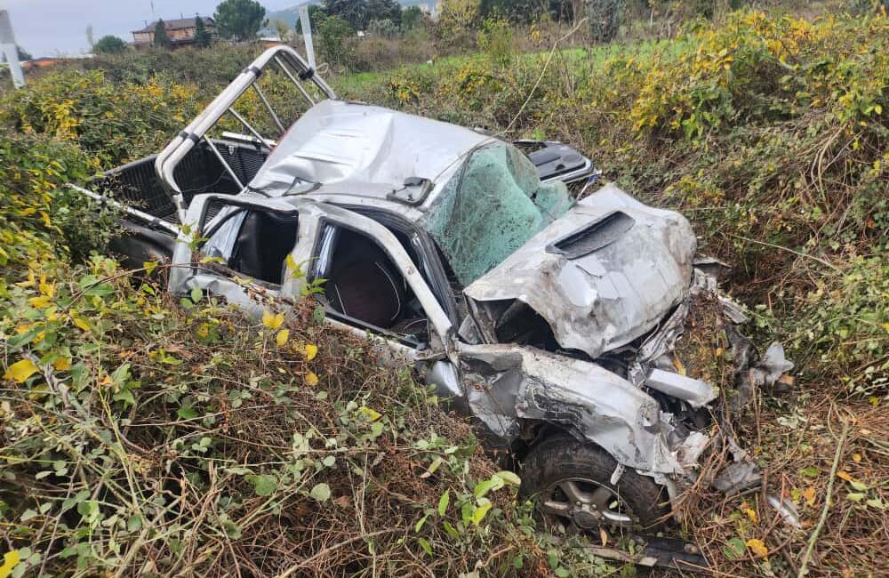 Bursa'nın Orhangazi ilçesinde kontrolden çıkan kamyonet takla atarak yol kenarına