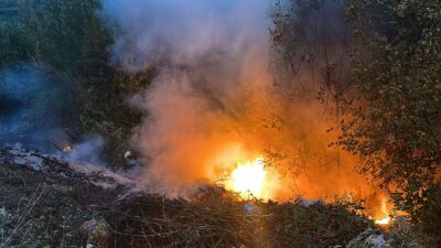 Bursa'nın Orhangazi ilçesinde dün akşam çöp temizliği için yakılan ateş