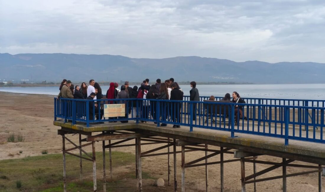 Bursa'nın Gemlik ilçesinde bulunan Coğrafya öğretmenleri ve çok sayıda öğrenci