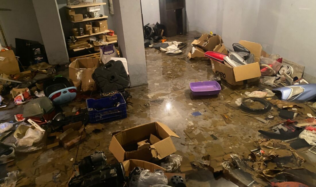 Bursa'nın Orhangazi ilçesinde bulunan 5 katlı bir apartmanın bodrumuna günlerdir