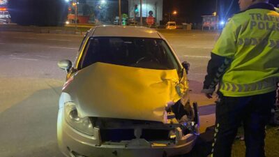 Bursa'nın Orhangazi ilçesinde gece saatlerinde meydana gelen trafik kazasında, kırmızıda