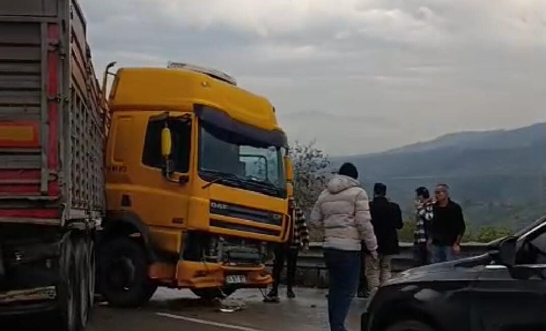 Bursa'da, Yalova yolu üzerinde meydana gelen trafik kazasında, yağışlı havada