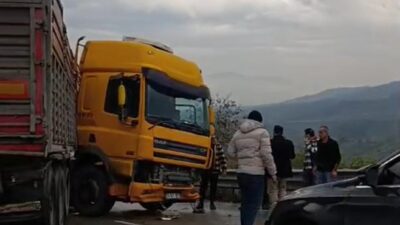 Bursa'da, Yalova yolu üzerinde meydana gelen trafik kazasında, yağışlı havada