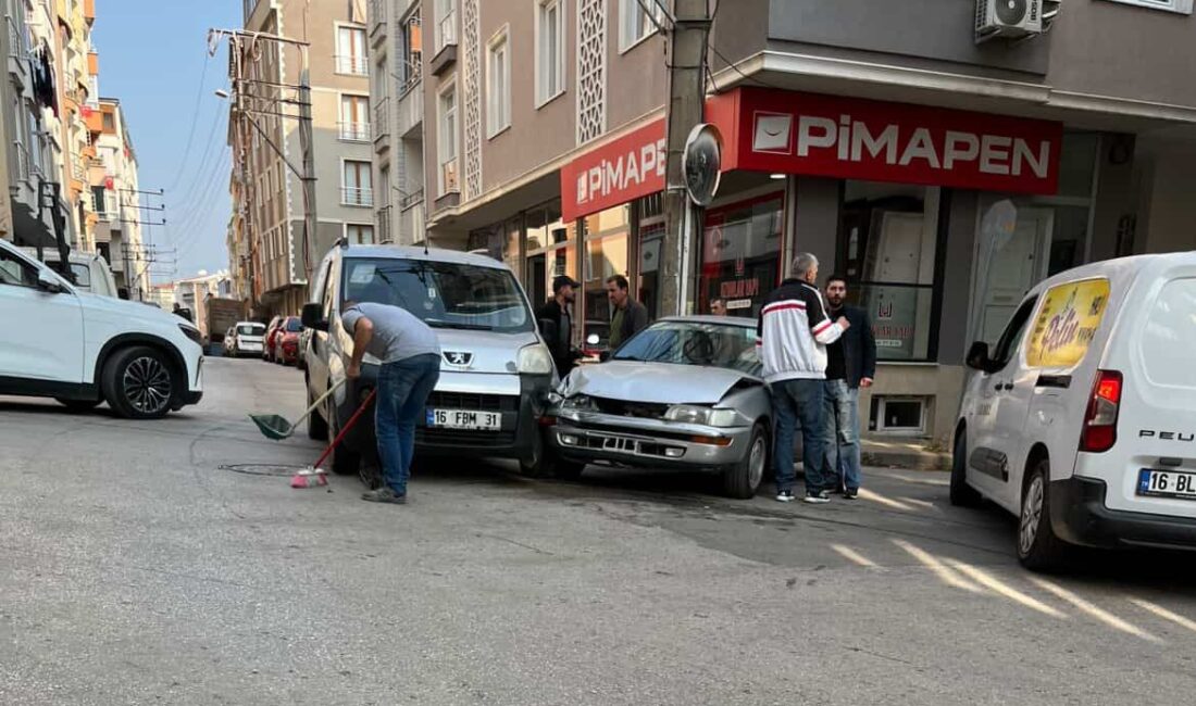 Bursa'nın Orhangazi ilçesinde meydana gelen trafik kazasında iki araç, caddelerin