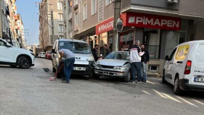 Bursa'nın Orhangazi ilçesinde meydana gelen trafik kazasında iki araç, caddelerin