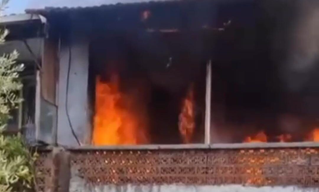 Bursa'nın İznik ilçesinde iki katlı bir evde yangın çıktı. Çıkan