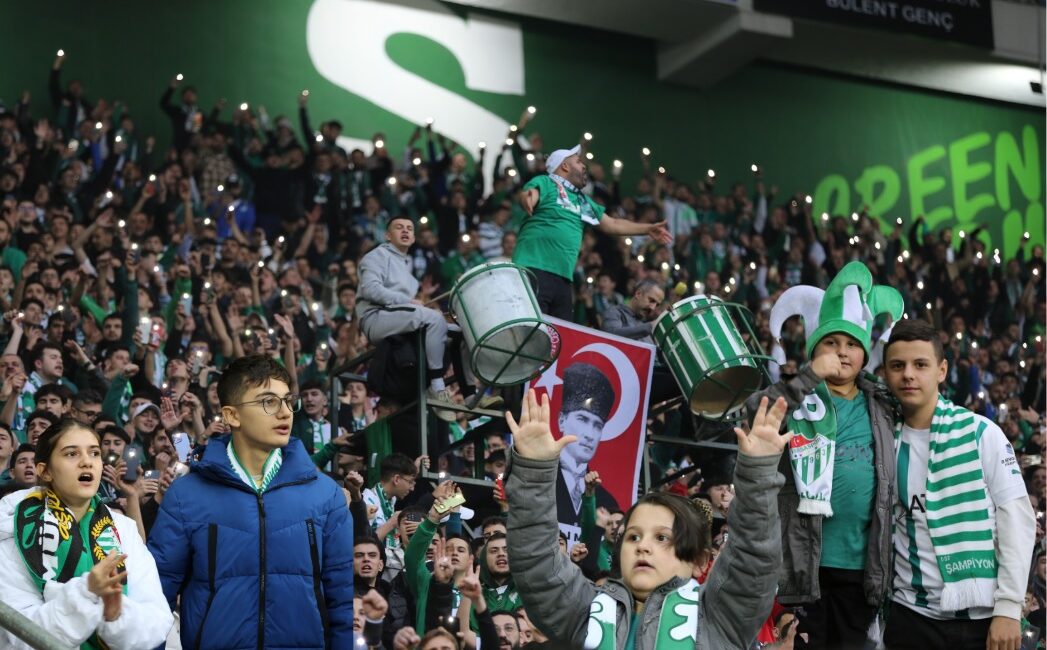 2.ligte zirve yürüyüşünü sürdüren Bursaspor, kendi evinde konuk ettiği Fethiyespor'u