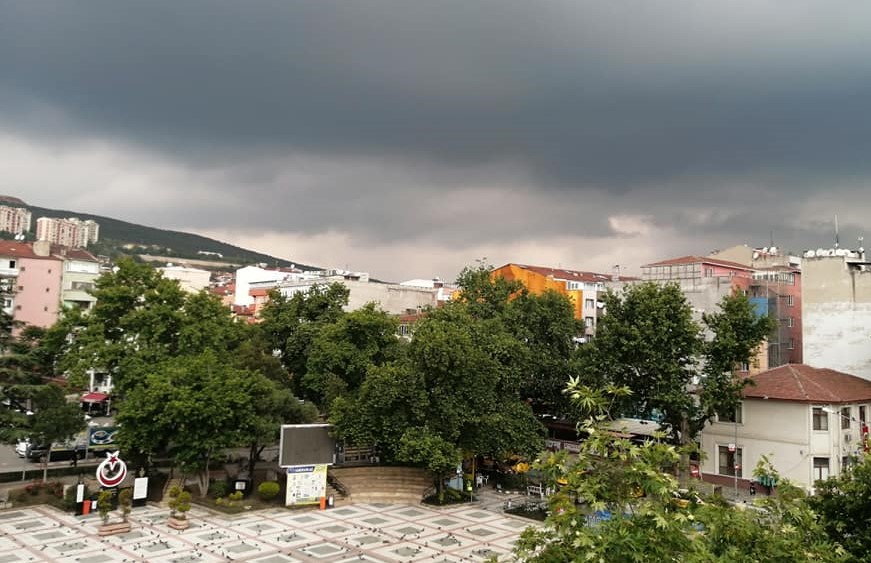 Bursa'nın Orhangazi ilçesinde hafta sonu az miktarda görülen yağışlı hava
