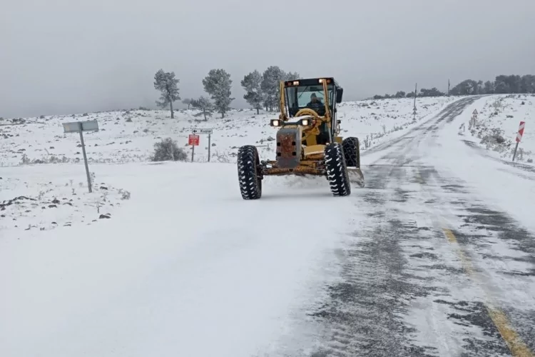 Bursa'da beklenen kar yağışının etkisini göstermeye başlamasıyla birlikte Bursa Büyükşehir