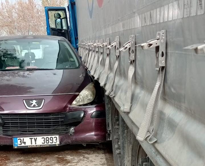 Bursa'nın Orhangazi ilçesinde navigasyonun yanlış yönlendirdiği yabancı plakalı tır, 