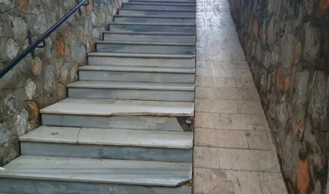 Bursa'nın Orhangazi ilçesinde bulunan alt geçitlere inen merdivenlerdeki engelli rampalarının