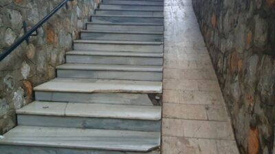 Bursa'nın Orhangazi ilçesinde bulunan alt geçitlere inen merdivenlerdeki engelli rampalarının