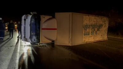 Bursa’nın İznik ilçesinde sürücüsünün direksiyon hakimiyetini kaybettiği kamyon devrildi. Kazada