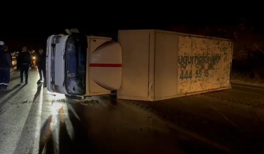 Bursa’nın İznik ilçesinde sürücüsünün direksiyon hakimiyetini kaybettiği kamyon devrildi. Kazada