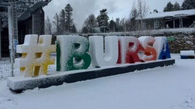 Uludağ'da dün öğlenden bu yana etkili olan kar yağışı bölgede