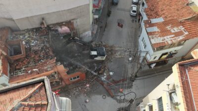 Bursa'nın Gemlik ilçesinde yıkılma tehlikesi bulunan ve güvenliği tehdit eden