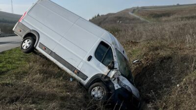 Bursa'da ,İzmir otoyolu üzerinde meydana gelen trafik kazasında, kontrolden çıkan
