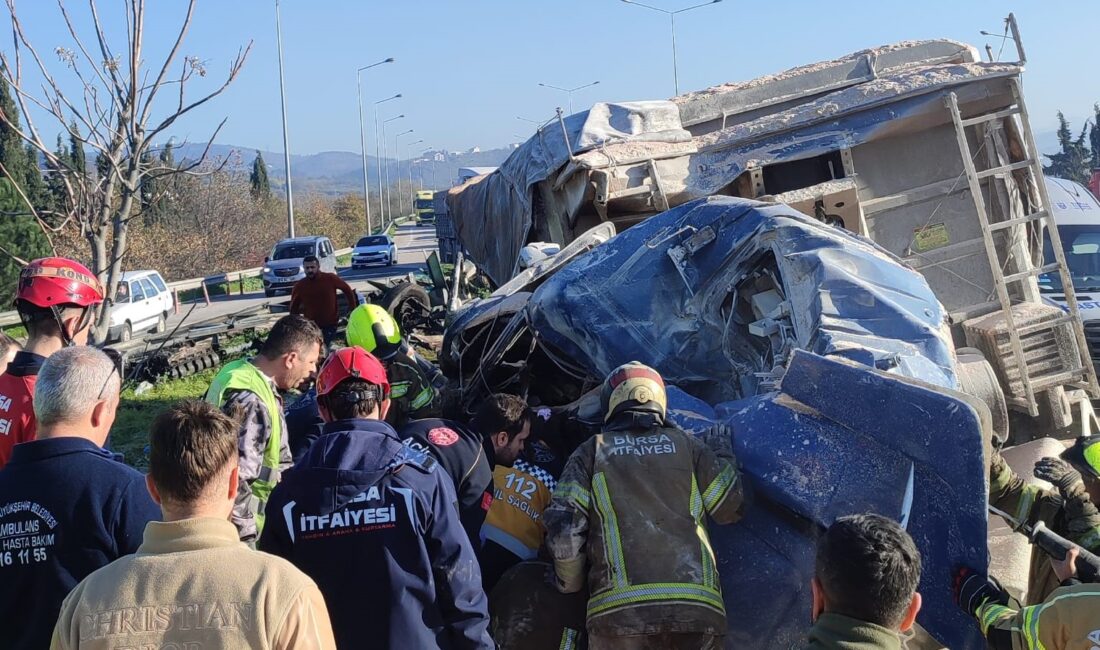 Bursa'da, çevre yolu üzerinde meydana gelen trafik kazasında kontrolden çıkan