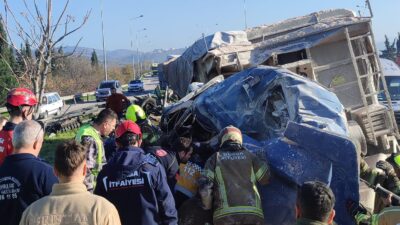 Bursa'da, çevre yolu üzerinde meydana gelen trafik kazasında kontrolden çıkan