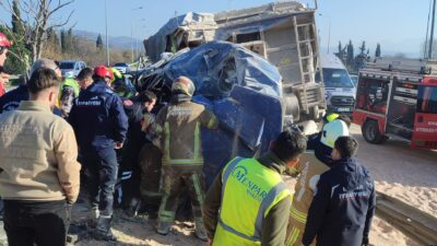 Bursa'da çevre yolu üzerinde meydana gelen trafik kazasında kontrolden çıkan