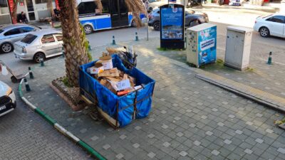 Bursa’nın Orhangazi ilçesinde ana caddeler üzerine gelişi güzel bırakılan karton