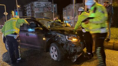 Bursa'nın Orhangazi ilçesinde ışıklı kavşakta meydana gelen kazada, aynı yöndeki