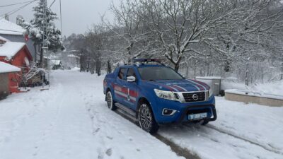 Bursa'nın Orhangazi ilçesinde, ilçe Jandarma Komutanlığı ekipleri yoğun kar yağışının