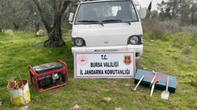Jandarma ekiplerince kaçak kazı yapan şahıslara yönelik düzenlenen operasyonda, 2