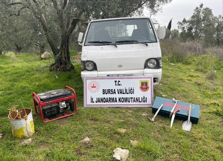 Jandarma ekiplerince kaçak kazı yapan şahıslara yönelik düzenlenen operasyonda, 2