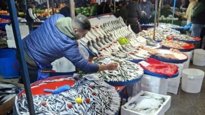 Bursa'da tezgâhlardaki yerini alan Karadeniz hamsisin, bu hafta semt pazarlarında