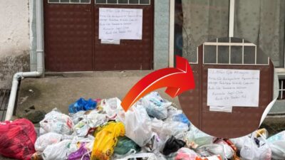 Bursa'nın Orhangazi ilçesinde bir sokak üzerinde çöplerin bir binanın önüne