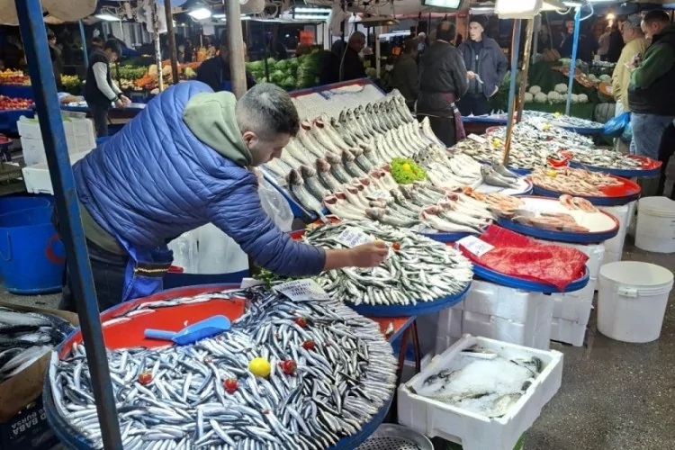 Bursa'da tezgâhlardaki yerini alan Karadeniz hamsisin, bu hafta semt pazarlarında
