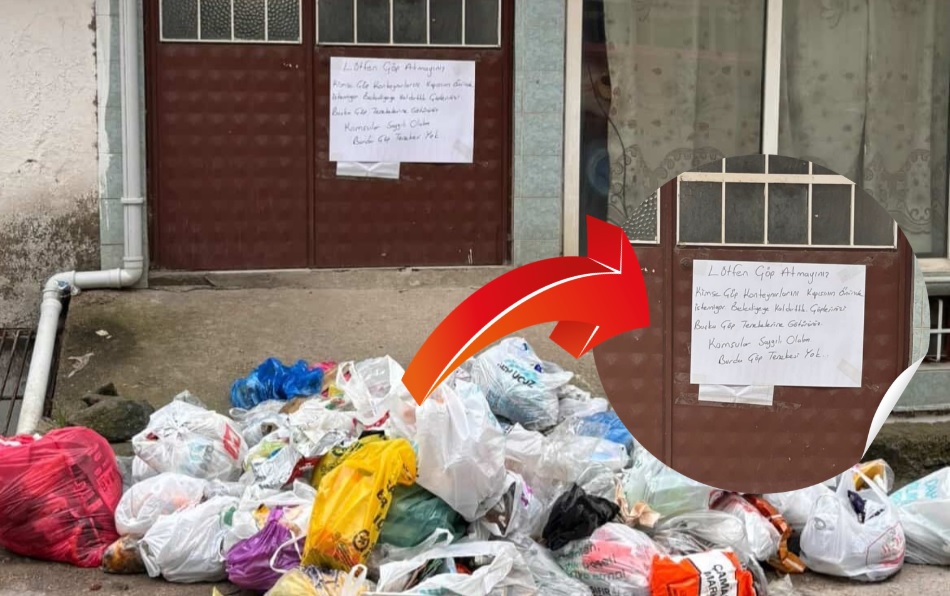 Bursa'nın Orhangazi ilçesinde bir sokak üzerinde çöplerin bir binanın önüne