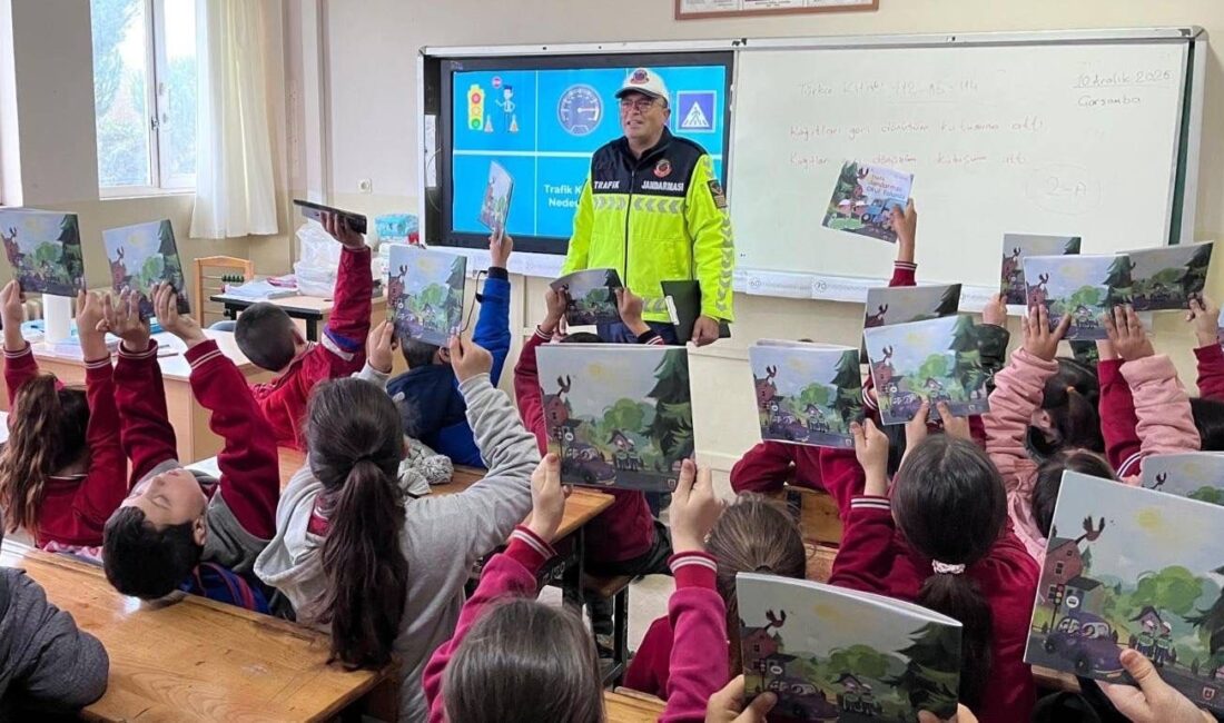 Bursa İl Jandarma Komutanlığına bağlı Trafik Jandarması ekipleri,  okullarda öğrencilere