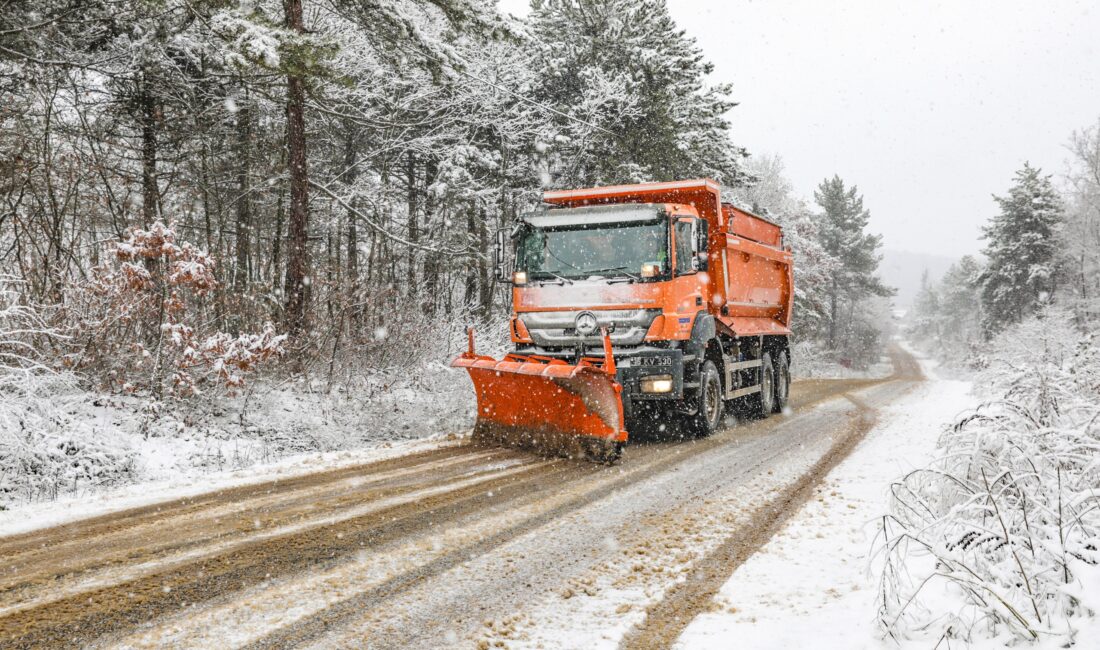 Bursa Büyükşehir Belediyesi, ulaşımın aksamaması için 17 ilçede karla mücadele