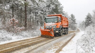 Bursa Büyükşehir Belediyesi, ulaşımın aksamaması için 17 ilçede karla mücadele