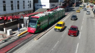 Bursa Büyükşehir Belediye Başkanı Mustafa Bozbey, toplu ulaşıma yapılan yüzde