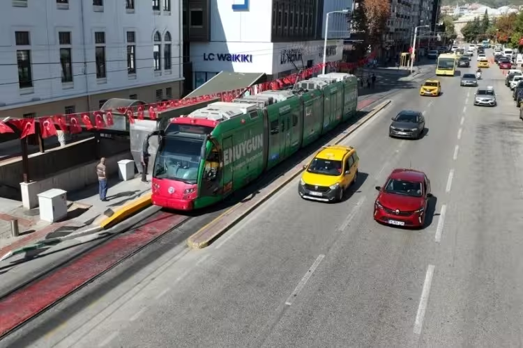 Bursa Büyükşehir Belediye Başkanı Mustafa Bozbey, toplu ulaşıma yapılan yüzde