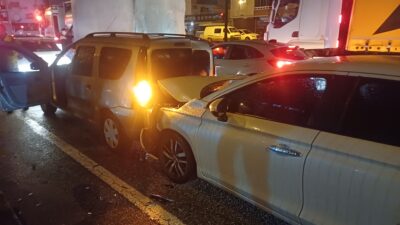 Bursa'nın Orhangazi ilçesinde ana yol üzerinde meydana gelen zincirleme trafik