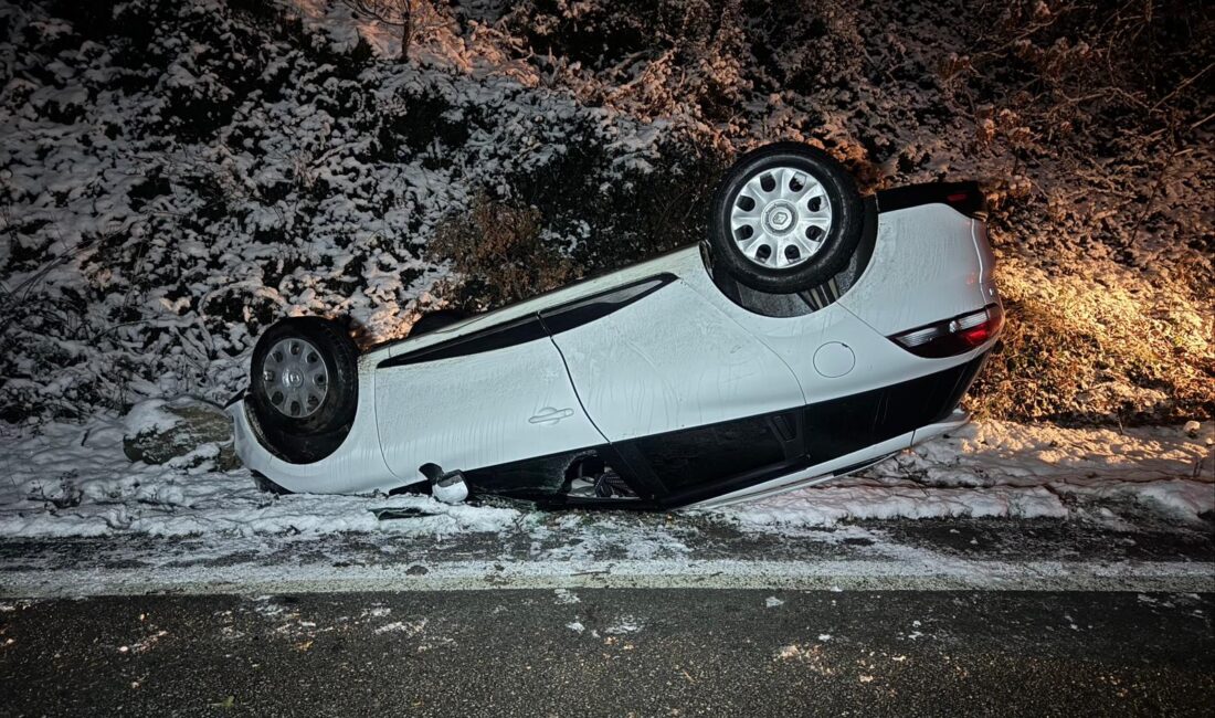 Bursa'nın Orhangazi ilçesinde kar yağışı nedeniyle kayganlaşan yolda kontrolden çıkan