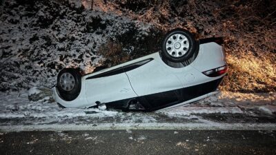 Bursa'nın Orhangazi ilçesinde kar yağışı nedeniyle kayganlaşan yolda kontrolden çıkan