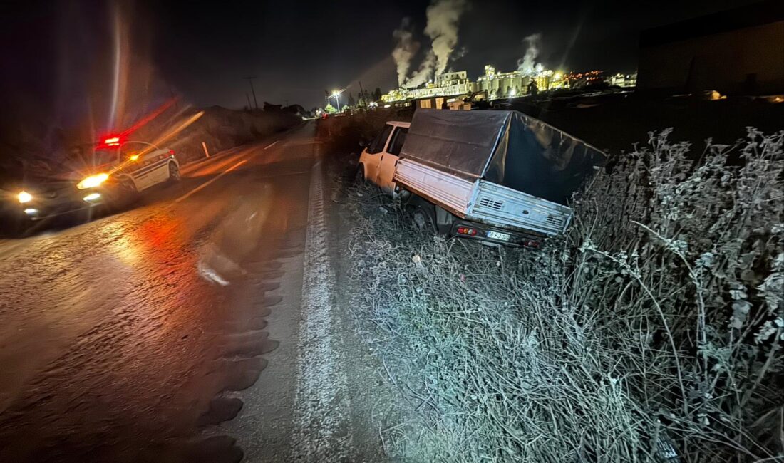Bursa'nın Orhangazi ilçesinde buzlu yolda kontrolden çıkan kamyonet yol kenarına