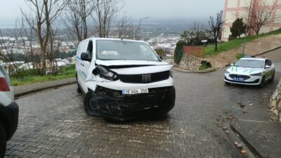 Bursa'nın Orhangazi ilçesinde meydana gelen trafik kazasında yokuş aşağı kontrolden