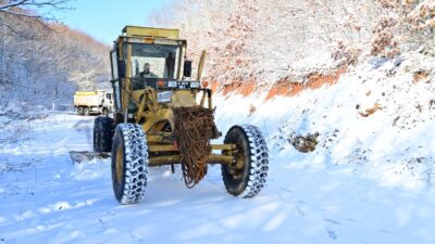Gemlik Belediyesi, ilçenin yüksek rakımlı mahallelerinde etkili olan kar yağışına