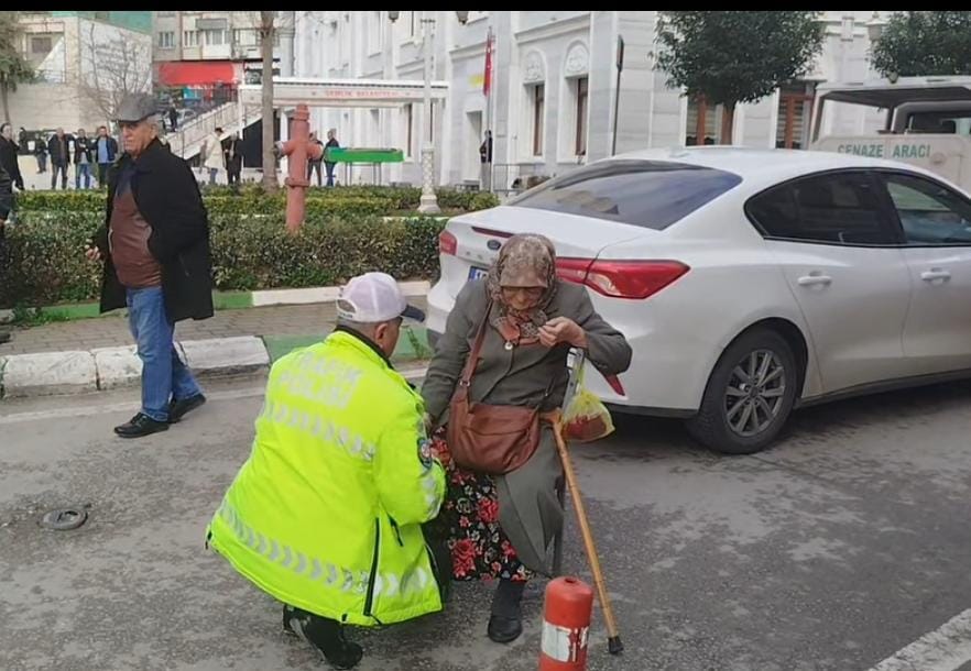 Bursa'nın Gemlik ilçesinde
meydana gelen trafik kazasında, yolun karşısına geçmeye çalışan
