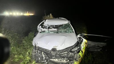 İznik–Sakarya karayolunda meydana gelen trafik kazasında bir otomobil tıra çarptı.