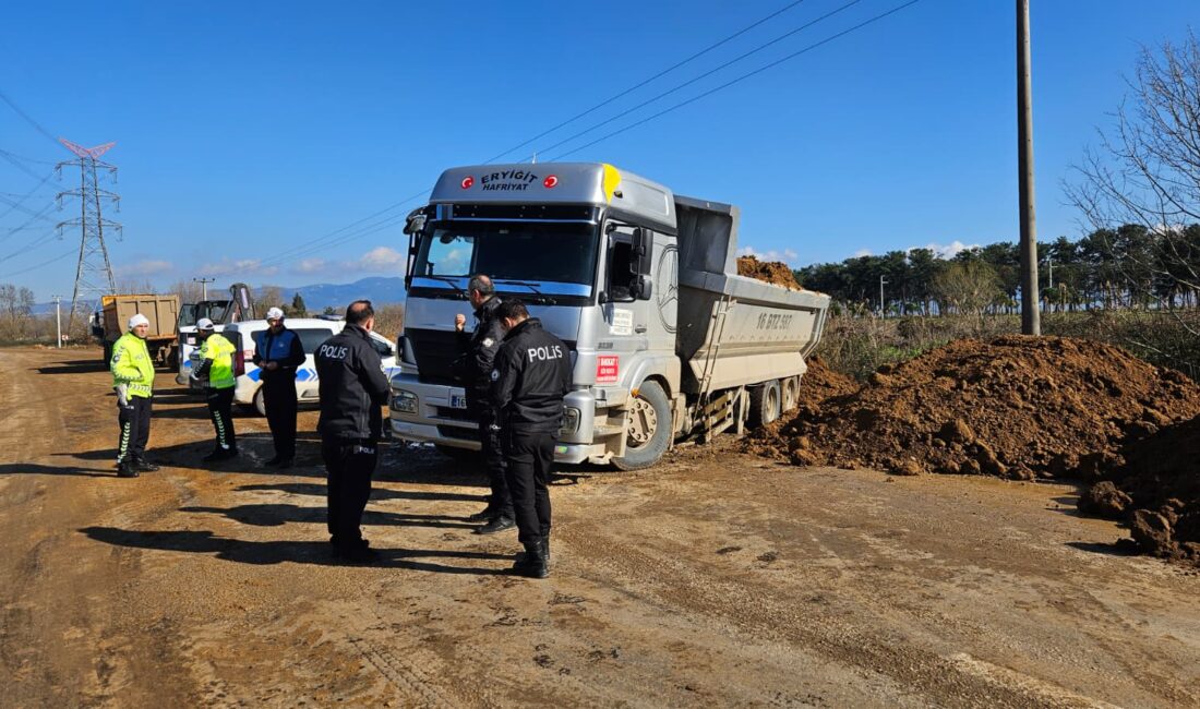 Bursa’nın Orhangazi ilçesinde, döküm sahasına toprak boşaltan bir kamyonun damper